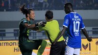Ezechiel NDouasel sempat bersitegang dengan pemain PSIS.
