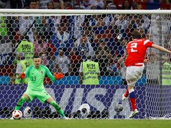 Setelah menjadi penyelamat Rusia di ekstra time, Mario Fernandes malah gagal mengeksekusi penalti. (Foto: Kai Pfaffenbach/Reuters)