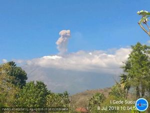 Gunung Agung Batuk Lagi Setelah 36 Jam Tanpa Erupsi