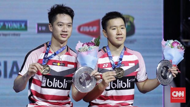 Pebulu tangkis ganda putra Indonesia Marcus Fernaldi Gideon/Kevin Sanjaya Sukamuljo mengembalikan kok ke ganda putra Jepang. Takuo Inoue/Yuki Kaneko pada babak final Blibli Indonesia Open 2018 di Istora, Jakarta (8/7). Marcus-Kevin menang menjadi juara pertama ganda putra  setelah mengalahkan ganda putra Jepang dengan skor 21-13/21-16.