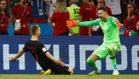 Pada prosesnya, Kroasia yang keluar sebagai pemenang setelah tembakan Ivan Rakitic gagal dihentikan kiper Rusia. (Foto: Kai Pfaffenbach/Reuters)