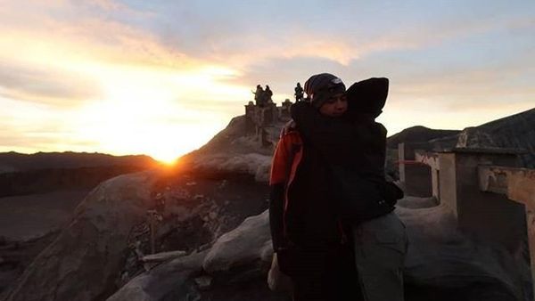 Pelukan Mesra Alyssa Daguise untuk Al Ghazali di Bromo
