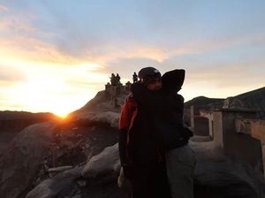 Pelukan Mesra Alyssa Daguise untuk Al Ghazali di Bromo