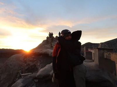 Pelukan Mesra Alyssa Daguise untuk Al Ghazali di Bromo