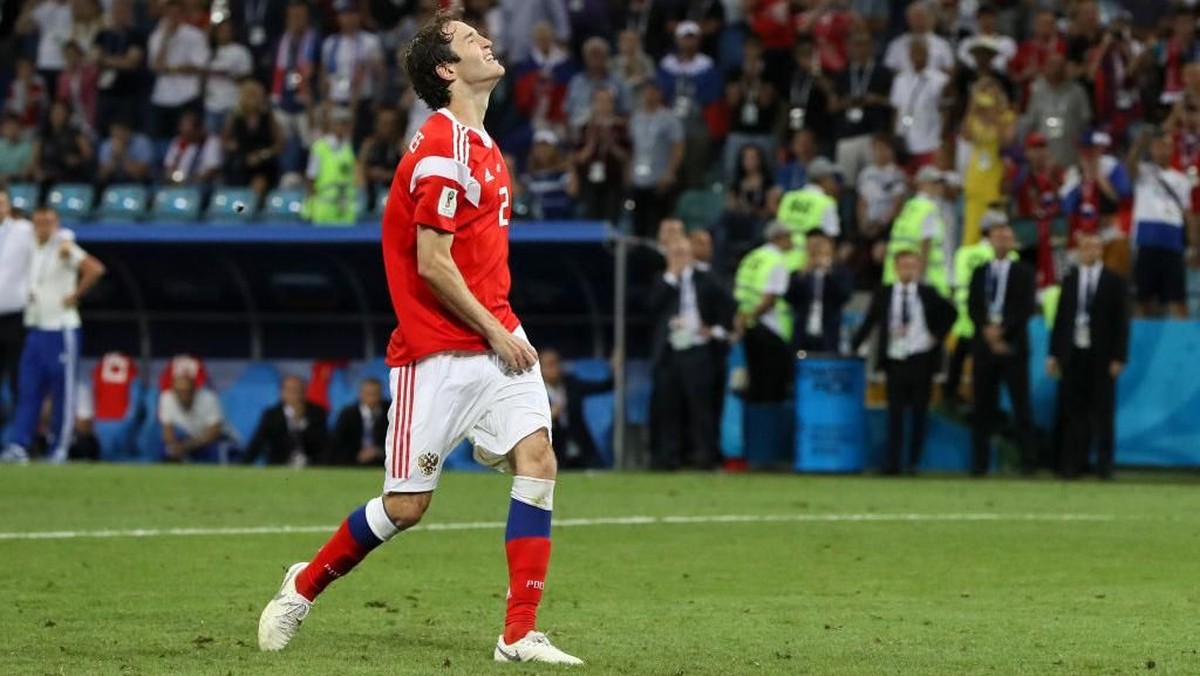 Bek kanan Rusia Mario Fernandes usai tendangan penaltinya gagal. (Foto: Kevin C. Cox/Getty Images)