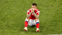 Fedor Smolov hanya bisa merenung. Yang pasti, dia kecewa dengan kegagalan eksekusi penaltinya. (Foto: Christian Hartmann/Reuters)