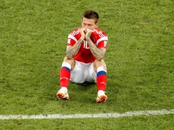 Fedor Smolov hanya bisa merenung. Yang pasti, dia kecewa dengan kegagalan eksekusi penaltinya. (Foto: Christian Hartmann/Reuters)