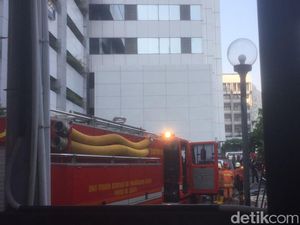 100 Petugas Damkar Dikerahkan Tangani Kebakaran Kemenhub 100 Petugas Damkar Dikerahkan Tangani Kebakaran Kemenhub