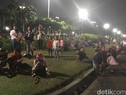Nonton Jakarnaval di Monas, Warga Duduk-duduk di Rumput