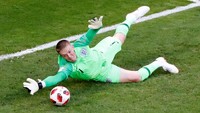 Jordan Pickford. Tampil oke dalam laju Inggris mematahkan kutukan adu penalti di Piala Dunia dan kiper Everton ini sekarang dikabarkan mengundang lirikan klub-klub besar yang butuh kiper baru. (Foto: David Gray/Reuters)