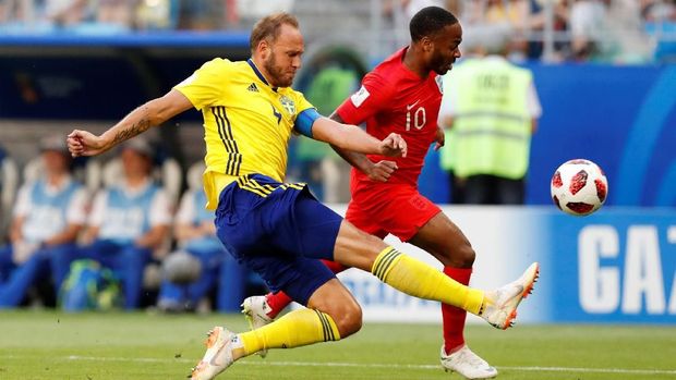 Andreas Granqvist mengenakan kaus kaki bermerek yang dilarang FIFA di Piala Dunia 2018. (