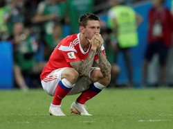 Ilya Kutepov juga cuma bisa merenung melihat Rusia gagal mengalahkan Kroasia. (Foto: Henry Romero/Reuters)