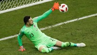 Pos penjaga gawang menjadi yang paling sulit untuk menentukan siapa yang terbaik. Danijel Subasic tampil prima untuk Kroasia, Hugo Lloris juga sama untuk Prancis. Subasic pantas untuk diutamakan dengan peran kemenangan ata Rusia dan terus melanjutan laga meski cedera lawan Inggris (Foto: Christian Hartmann/Reuters)