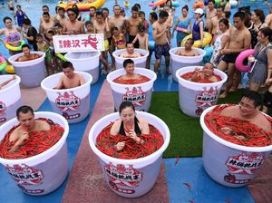 Yang Lain Kegerahan, Orang-orang Ini Malah Berendam Air Cabai