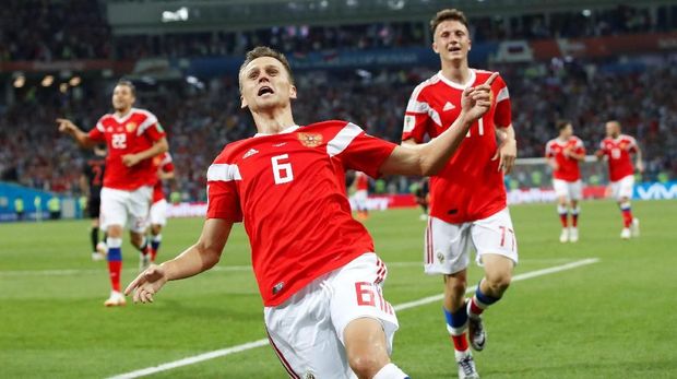 Denis Cheryshev membuka gol untuk Rusia. (