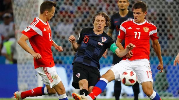 Timnas Rusia lebih banyak bermain bertahan memasuki 30 menit sisa laga babak kedua. (
