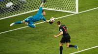 Kroasia membalasnya lewat Andrej Kramaric di menit ke-39. Skor 1-1 pun bertahan hingga 90 menit. (Foto: Reuters)