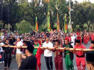 Saat Anies-Sandiaga Jajal Atraksi Bambu Gila di Jakarnaval Saat Anies-Sandiaga Jajal Atraksi Bambu Gila di Jakarnaval
