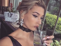 Serunya Gaya Ngopi Hailey Baldwin Hingga BBQ ala Fernando Muslera 