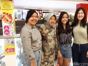 Risma Temui Anak Korban AirAsia yang Jatuh di Selat Karimata Risma Temui Anak Korban AirAsia yang Jatuh di Selat Karimata