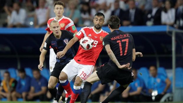 Tendangan Mario Mandzukic masih melambung tinggi. (
