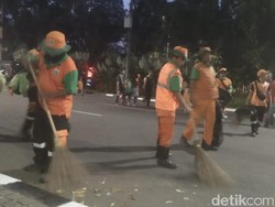 Pawai Jakarnaval Usai, Pasukan Oranye Bersih-bersih