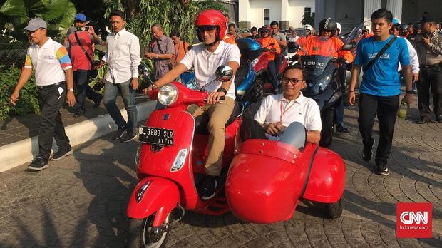 Tunggangi Vespa Tua, Anies Resmi Buka Jakarnaval 2018
