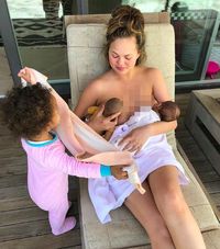 Chrissy Teigen 'menyusui' boneka demi anaknya Luna