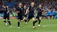 Domagoj Vida menjadi alasan Kroasia bisa terus melaju dari adangan Rusia. Dia membukukan satu gol dalam 120 menit, juga menjadi salah satu eksekutor yang sukses di adu kiper. (Foto: Henry Romero/Reuters)