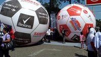 Enam bola raksasa tersebut menyita perhatian pengunjung. Istimewa/Transmart Carrefour.