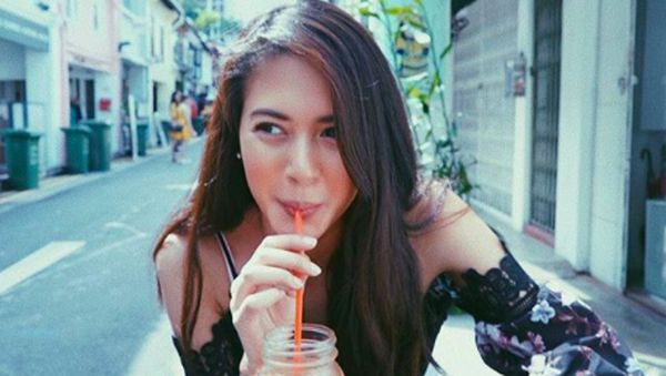 Suka Cicipi Minuman, Aurelie Moeremans Selalu Berpose Cantik Saat Minum