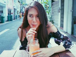 Suka Cicipi Minuman, Aurelie Moeremans Selalu Berpose Cantik Saat Minum