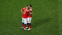 Para pemain Rusia berusaha untuk saling menguatkan satu sama lain. (Foto: Catherine Ivill/Getty Images)