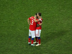 Para pemain Rusia berusaha untuk saling menguatkan satu sama lain. (Foto: Catherine Ivill/Getty Images)