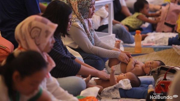 Keseruan Para Bunda Saat Memijat si Kecil