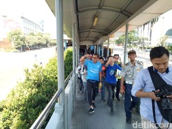 Sambil Naik TransJakarta, Sandiaga Tinjau Trotoar di Sudirman