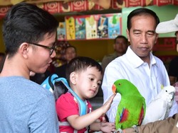 Liburan ke TMII, Jokowi Kenalkan Jenis Burung ke Jan Ethes