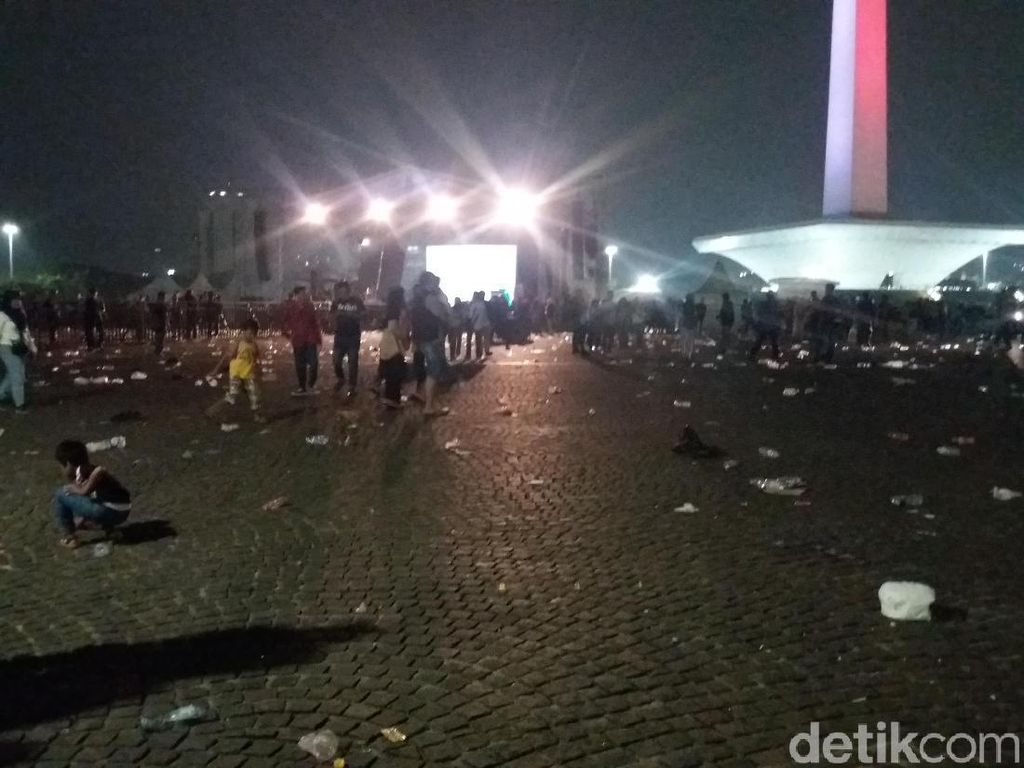 Jakarnaval Bubar, Sampah Berserakan di Monas Jakarnaval Bubar, Sampah Berserakan di Monas