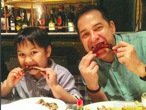 Seru! Bonding Time Ari Wibowo dengan Dua Jagoannya