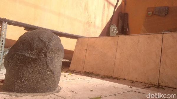 Foto: Batu Mirip Kelamin Pria di Cirebon, Masa Sih?