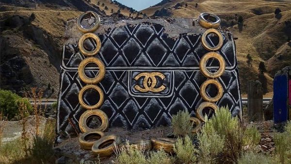 Keren! Seniman Ubah Reruntuhan Bangunan Jadi Tas Desainer