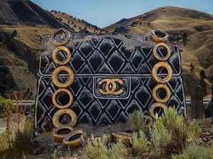 Keren! Seniman Ubah Reruntuhan Bangunan Jadi Tas Desainer