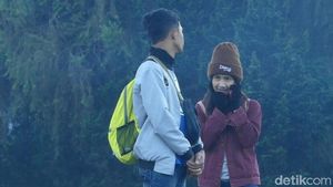 Wisatawan Ramai-ramai Datangi Puncak Dieng Lihat Embun Es