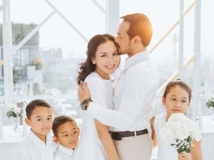 Kemesraan Oka Antara dan Rara Rayakan Ultah Pernikahan