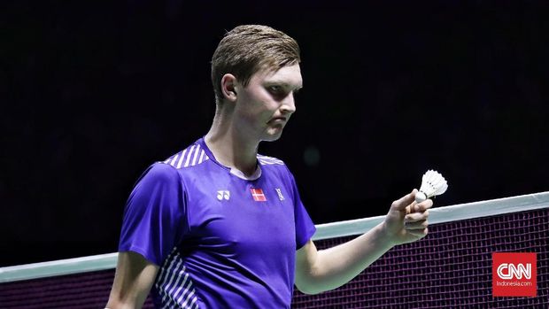 Pebulu tangkis tunggal putra tunggal putra Jepang Kento Momota berusaha mengembalikan kok ke Denmark Viktor Axelsen pada babak final Blibli Indonesia Open 2018 di Istora, Jakarta (8/7). Pebulu tangkis Kento Mamoto mengalahkan Viktor Axelsen dengan skor 21-14/ 21-9.