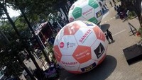 Enam bola raksasa yang dihadirkan berdiameter 5 meter. Istimewa/Transmart Carrefour.