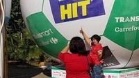 Pengunjung asyik foto-foto dengan bola raksasa tersebut. Istimewa/Transmart Carrefour