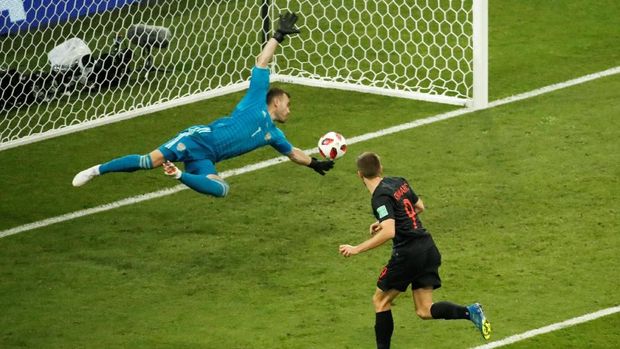 Andrej Kramaric menjebol gawang Rusia berkat tandukan umpan dari Mario Mandzukic. (