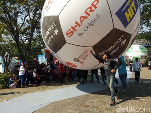 Komunitas Vespa Pecahkan Rekor MURI Giring Bola Terbesar