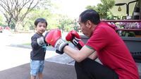Gemasnya Jan Ethes Saat Main Tinju dan Bola Bareng Jokowi